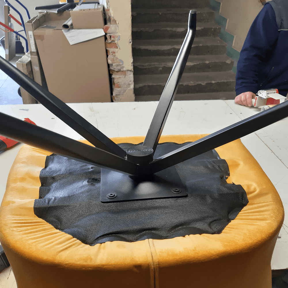Otočná stolička, horčicová Velvet látka/čierna, VELEZA P2, poškodený tovar