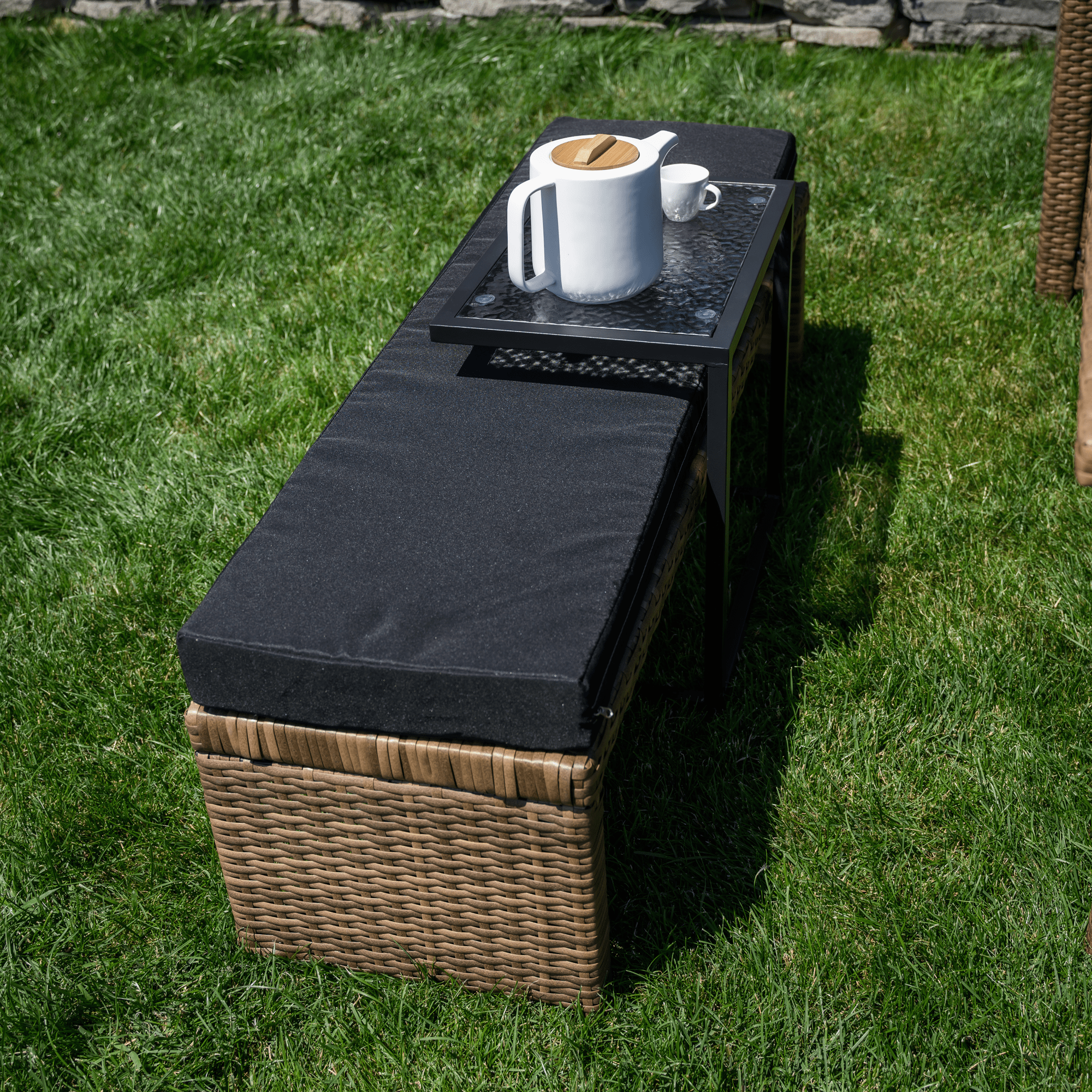 Kerti asztalka, fekete acél/edzett üveg, SELKO