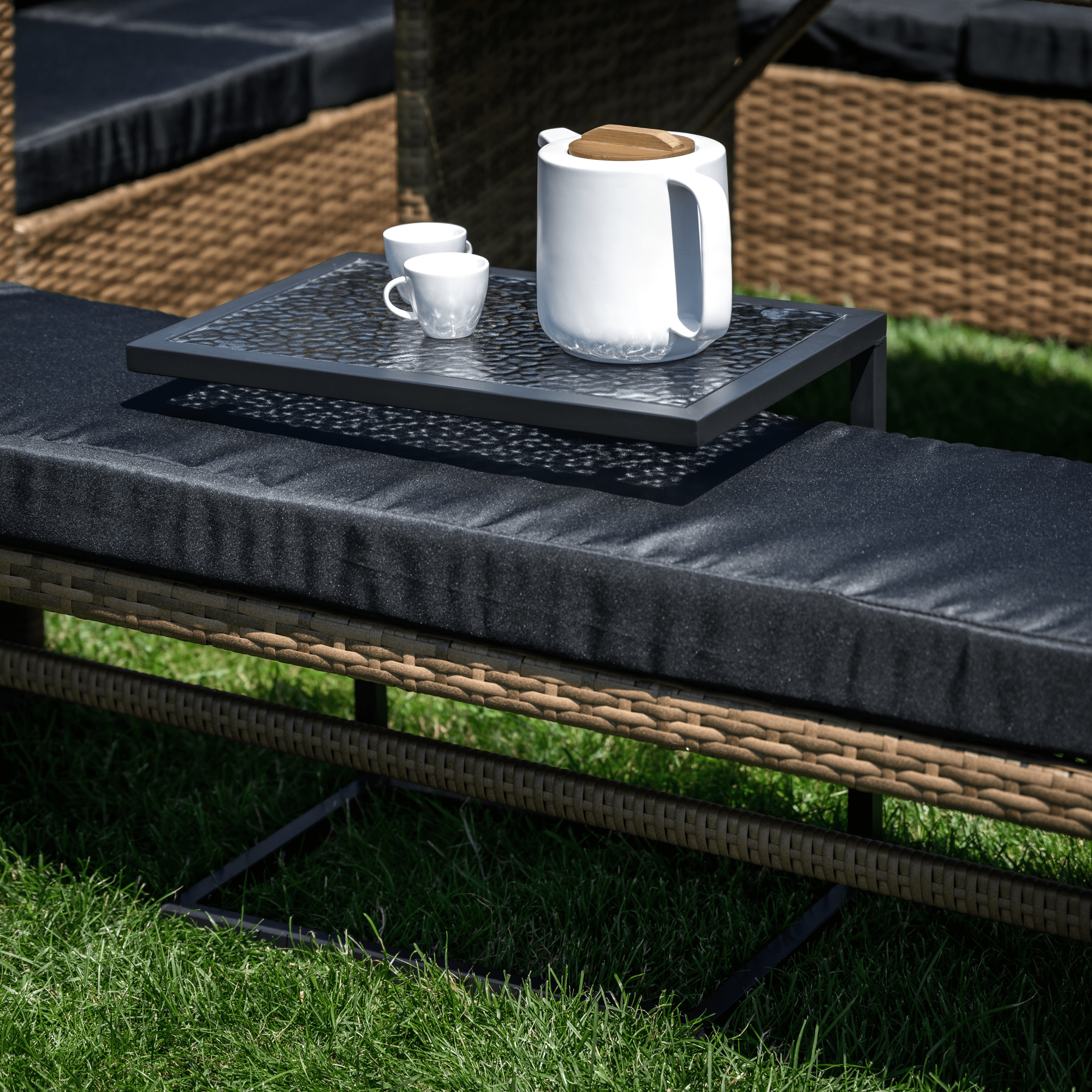 Kerti asztalka, fekete acél/edzett üveg, SELKO