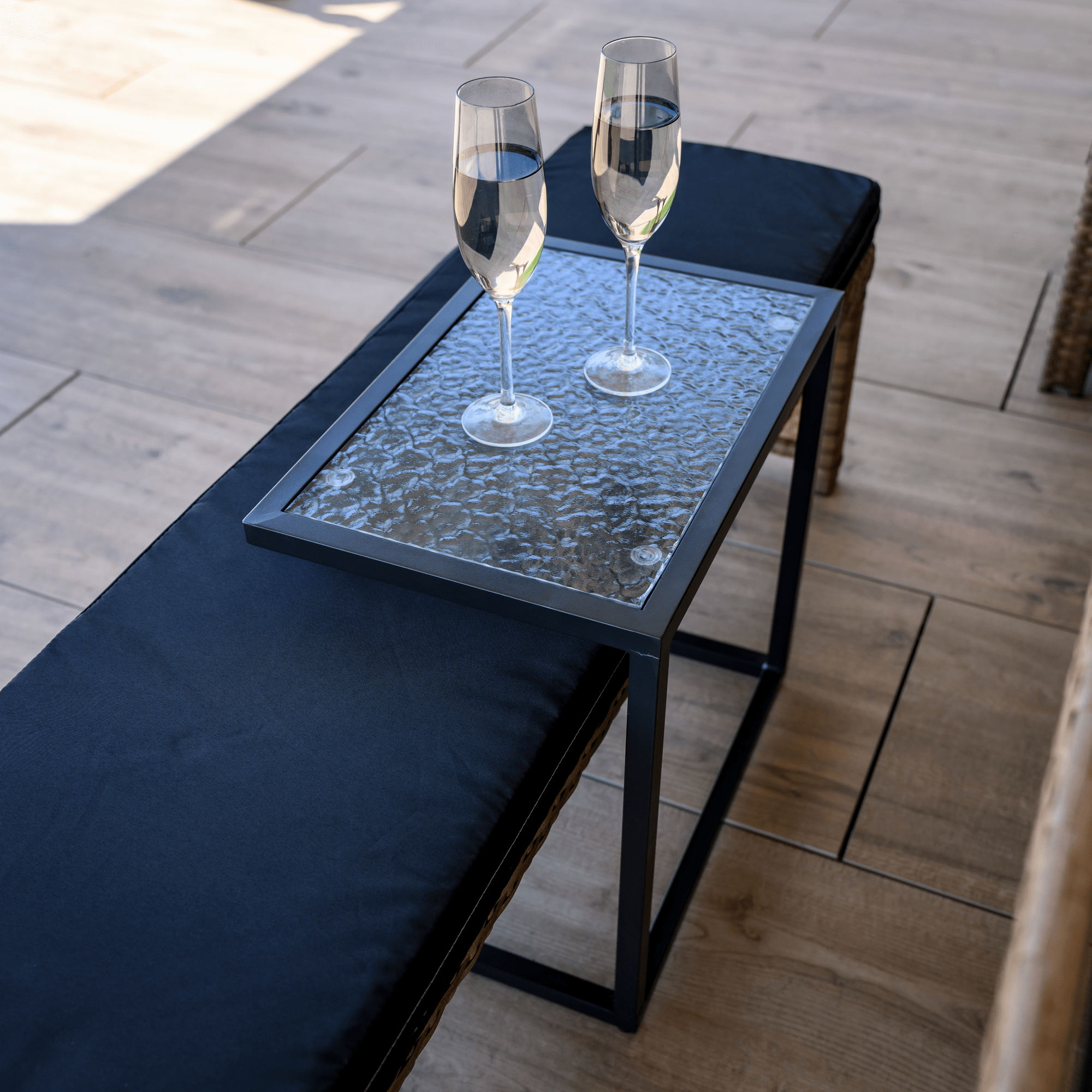 Kerti asztalka, fekete acél/edzett üveg, SELKO