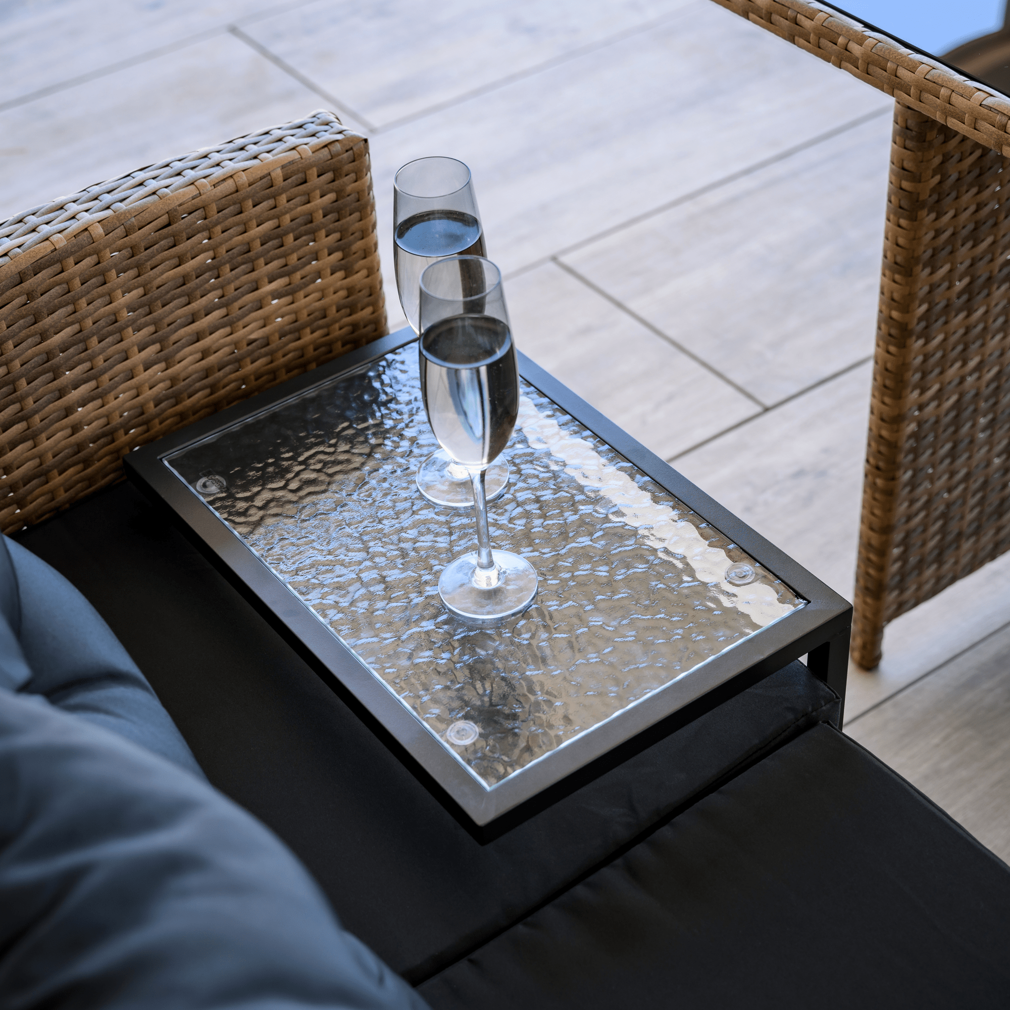 Kerti asztalka, fekete acél/edzett üveg, SELKO