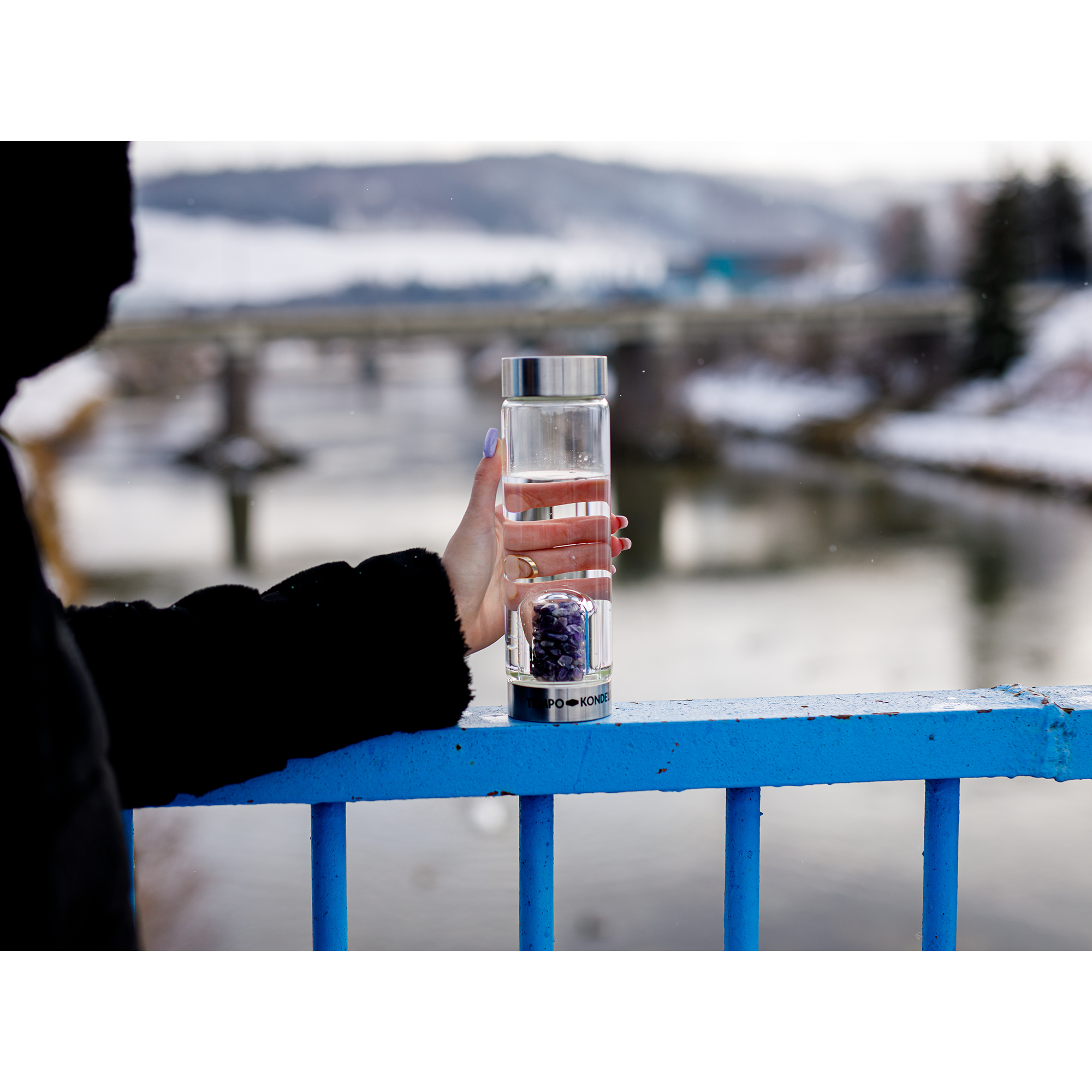 TEMPO-KONDELA CRYSTAL, sklenená fľaša s ametystom, 500 ml